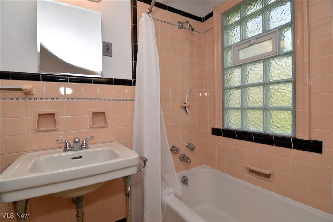 2636 Queenston Road Cleveland Heights, OH 44118 - Photo 30 of 45 Full Bath