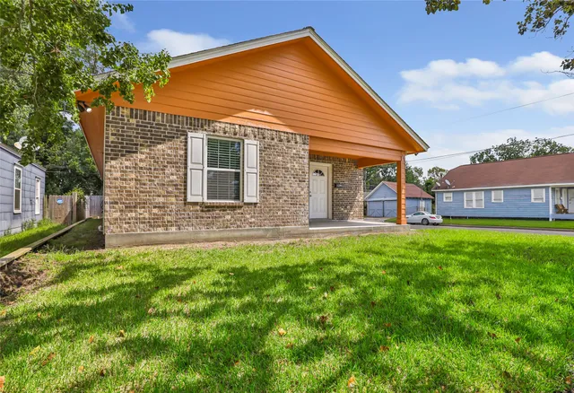 $2,050 | 520 East Defee Avenue, Baytown, TX 77520