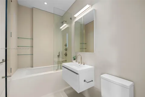 $9,900,000 | 4433 North Bay Road, Miami Beach, FL 33140