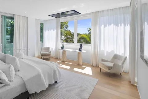 $9,900,000 | 4433 North Bay Road, Miami Beach, FL 33140