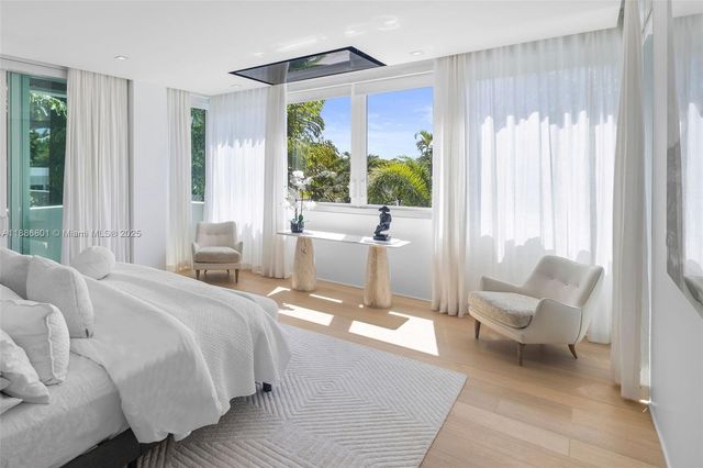 $9,900,000 | 4433 North Bay Road, Miami Beach, FL 33140