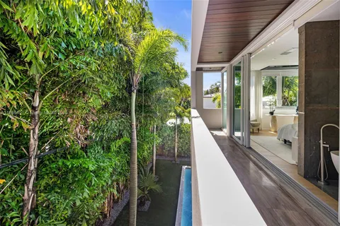 $9,900,000 | 4433 North Bay Road, Miami Beach, FL 33140