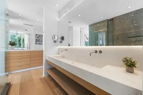 $9,900,000 | 4433 North Bay Road, Miami Beach, FL 33140