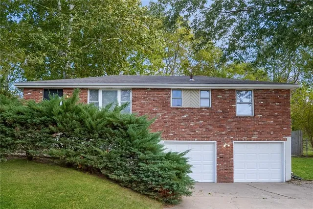 $1,750 | 6925 North Hickory Street, Kansas City, MO 64118