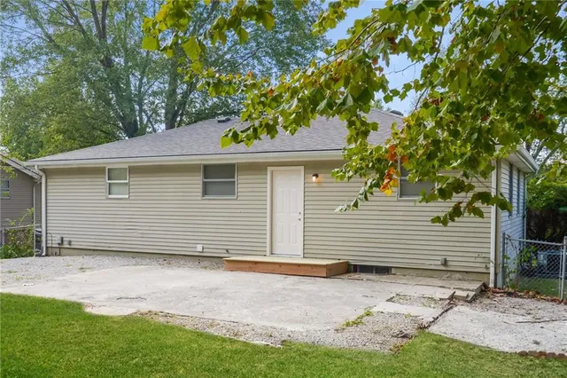 $1,750 | 6925 North Hickory Street, Kansas City, MO 64118