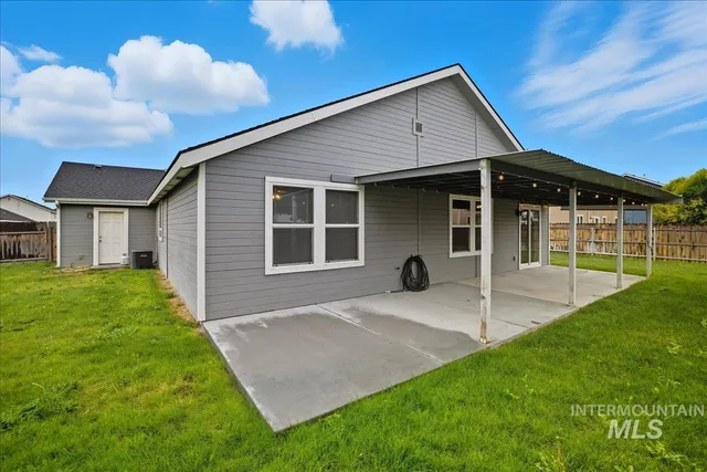 $395,900 | 730 Southwest Huebert Street, Mountain Home, ID 83647