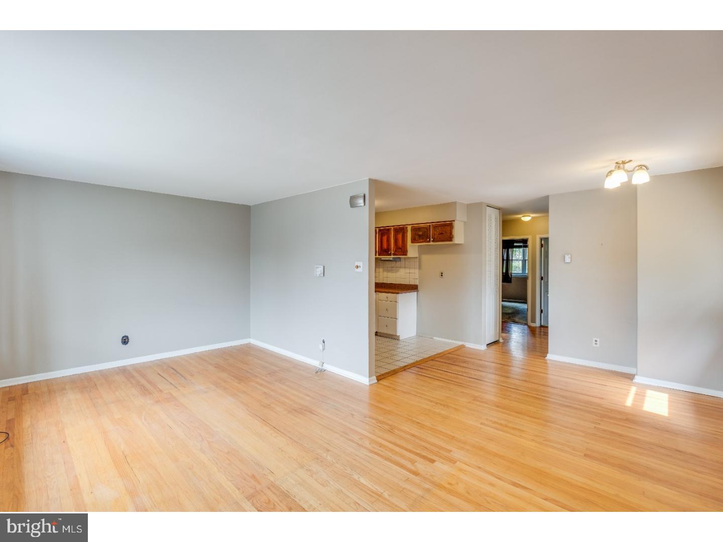 3895 Fairdale Road Philadelphia, PA 19154 - Photo 3 of 23 Living Room