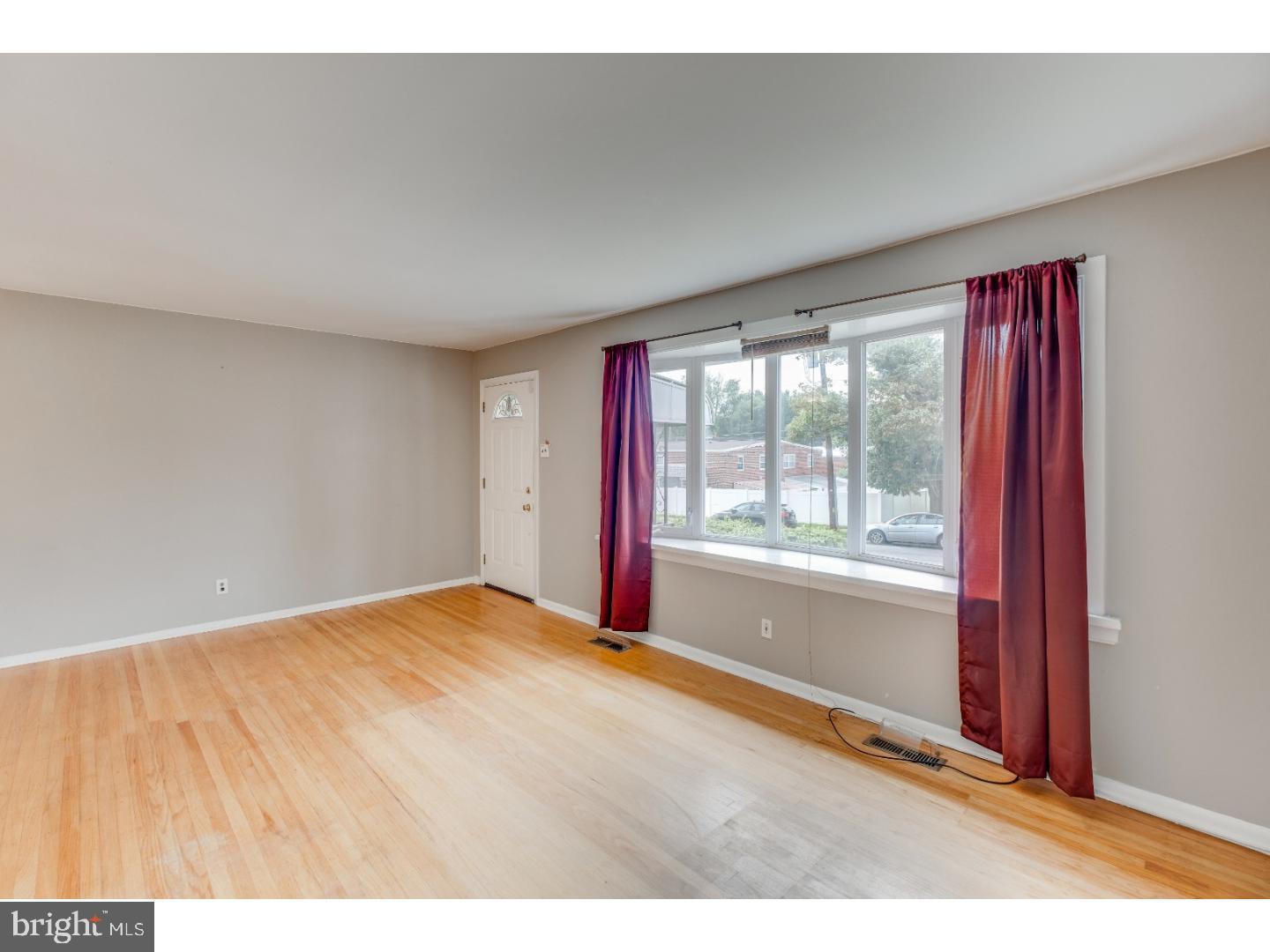 3895 Fairdale Road Philadelphia, PA 19154 - Photo 4 of 23 Living Room