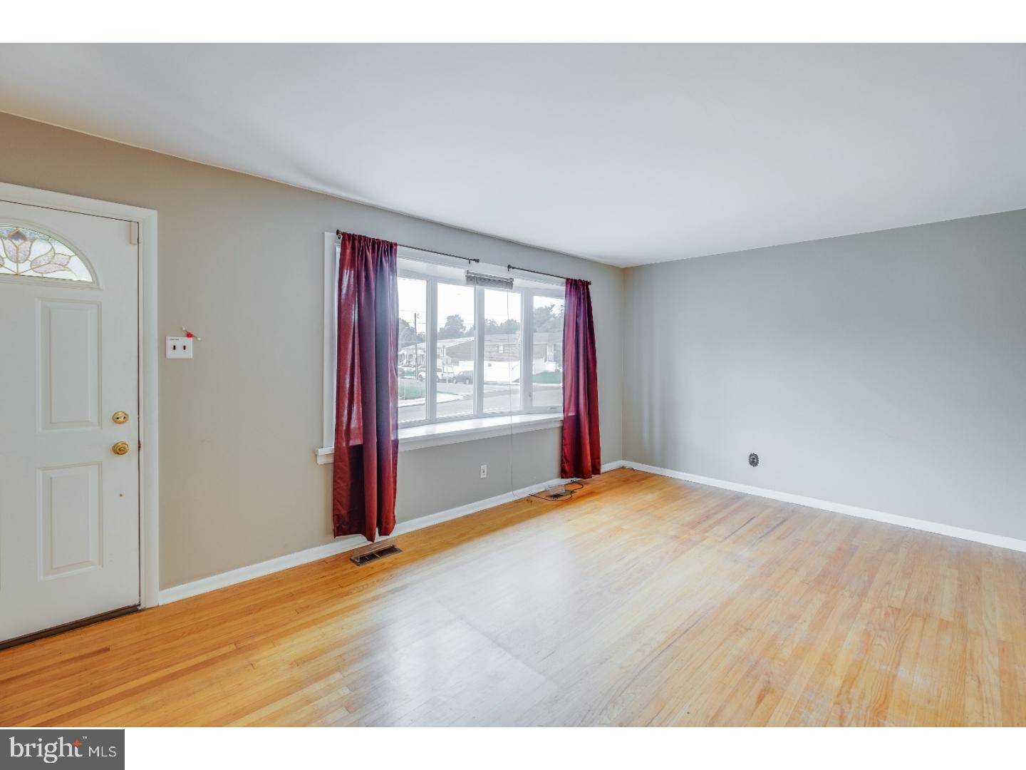 3895 Fairdale Road Philadelphia, PA 19154 - Photo 5 of 23 Living Room