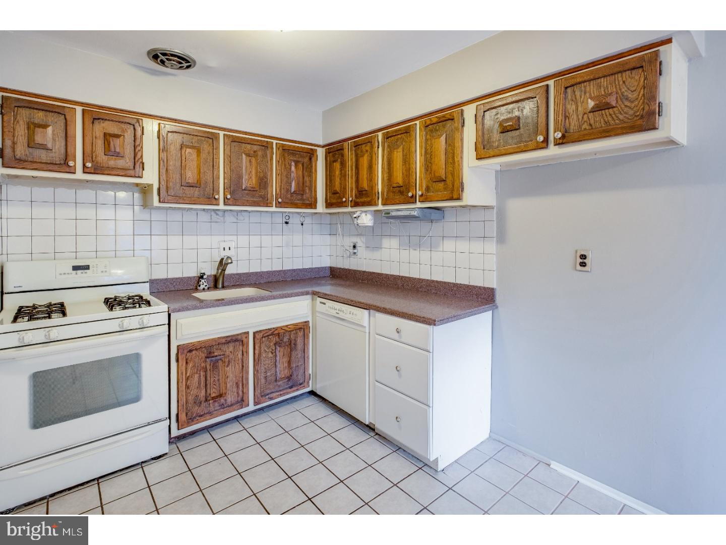 3895 Fairdale Road Philadelphia, PA 19154 - Photo 8 of 23 Kitchen