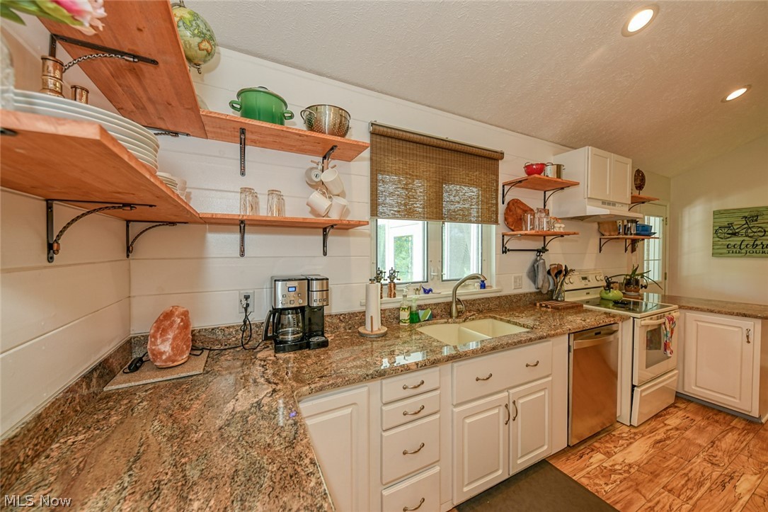 2920 Walnut Ridge Road Akron, OH 44333 - Photo 7 of 34