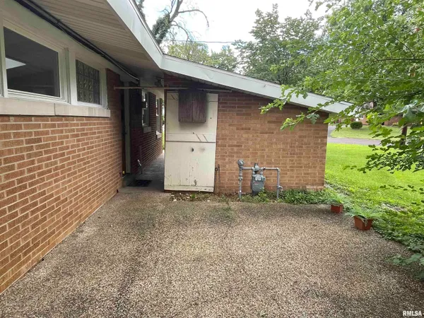 $1,499 | 2219 North Glendale Drive, Pekin, IL 61554
