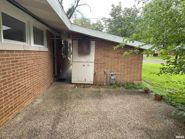 $1,499 | 2219 North Glendale Drive, Pekin, IL 61554
