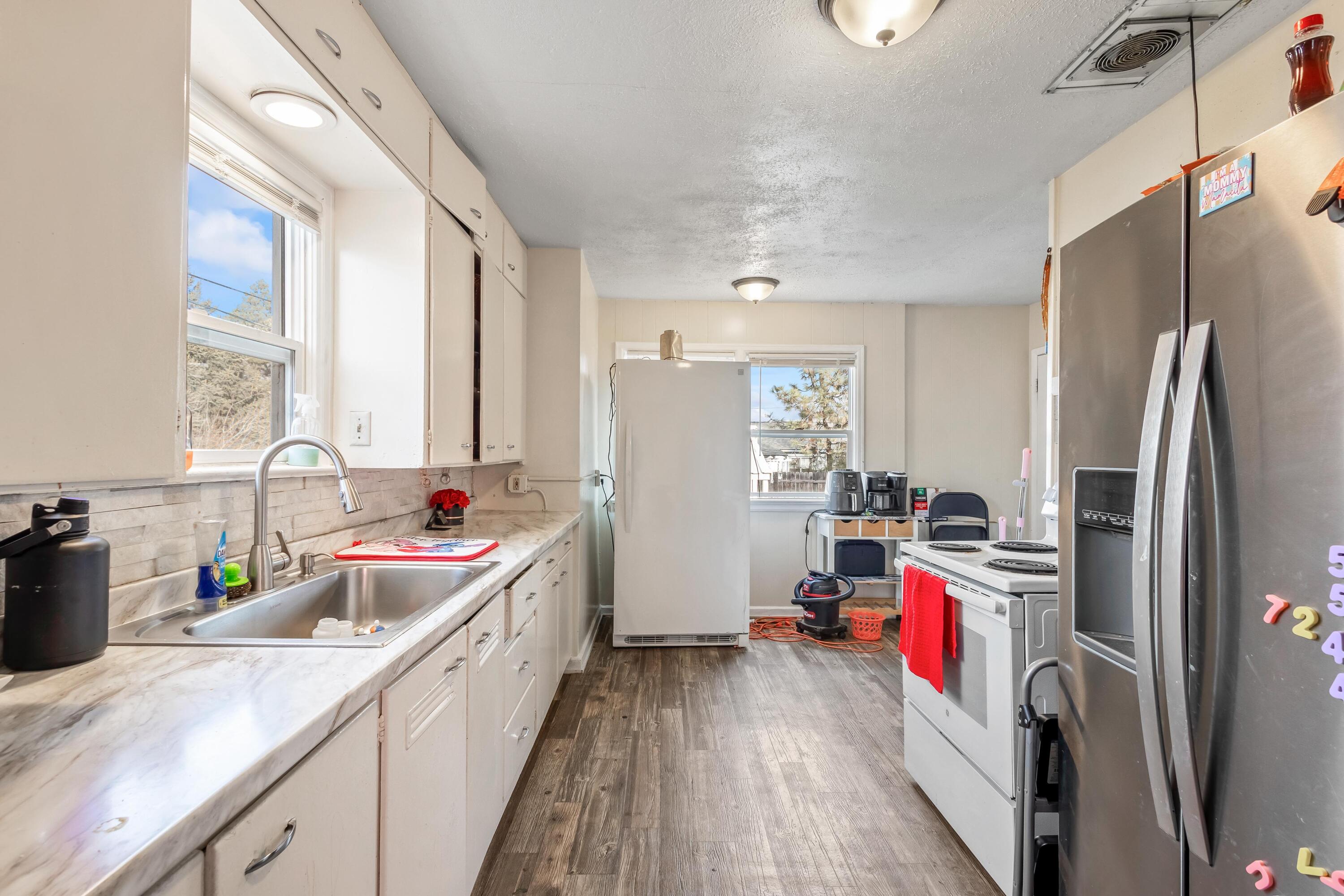 433 Southeast 9th Street Madras, OR 97741 - Photo 13 of 27 Kitchen