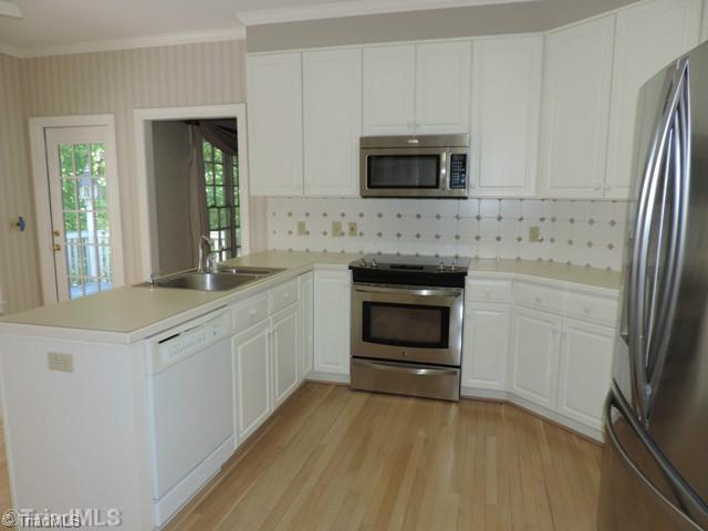 908 Flicker Lane High Point, NC 27262 - Photo 7 of 16 Kitchen.