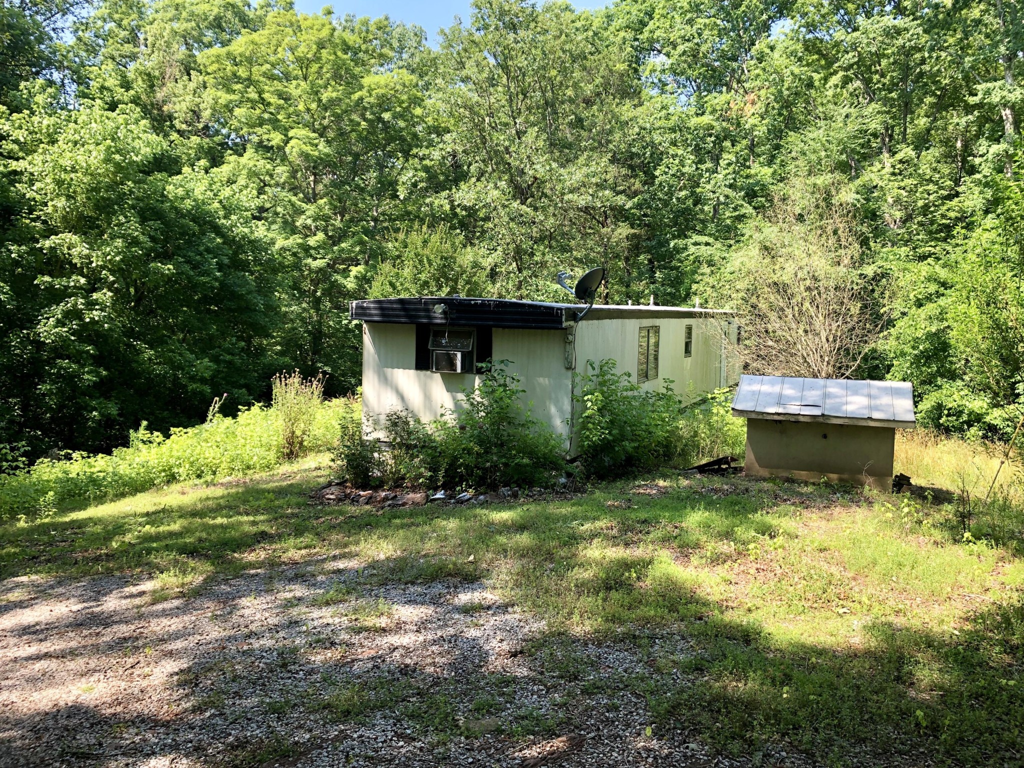 1622 Elkins Road Kodak, TN 37764 - Photo 2 of 11 a backyard of a house with lots of green space