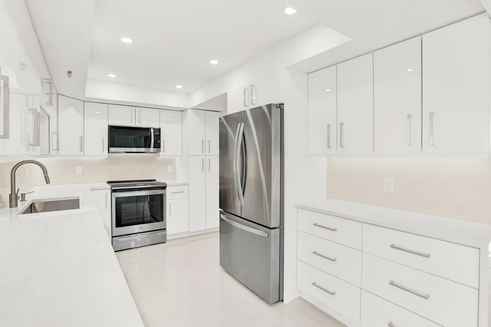 2697 North Ocean Boulevard, Unit F604 Boca Raton, FL 33431 - Photo 17 of 71 Kitchen