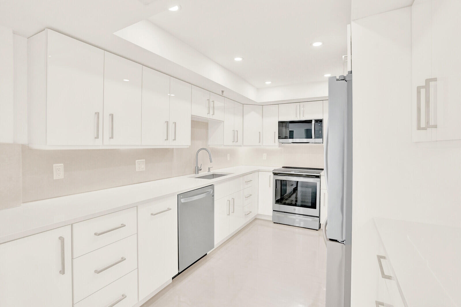 2697 North Ocean Boulevard, Unit F604 Boca Raton, FL 33431 - Photo 18 of 71 Kitchen