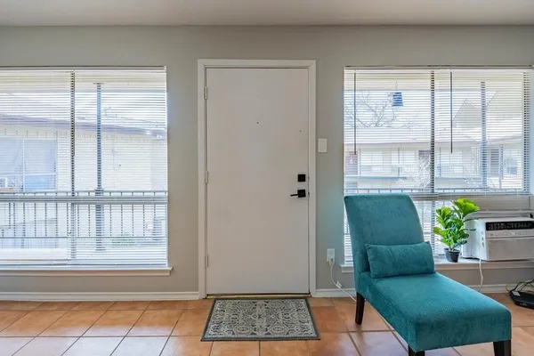 a view of livingroom with furniture