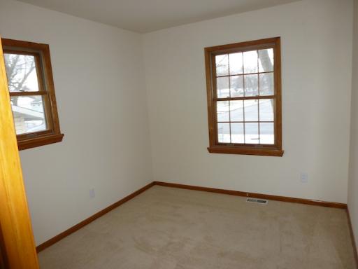 612 Springbrook Drive Aurora, IL 60506 - Photo 6 of 7 an empty room with a window