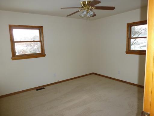 612 Springbrook Drive Aurora, IL 60506 - Photo 7 of 7 an empty room with a window