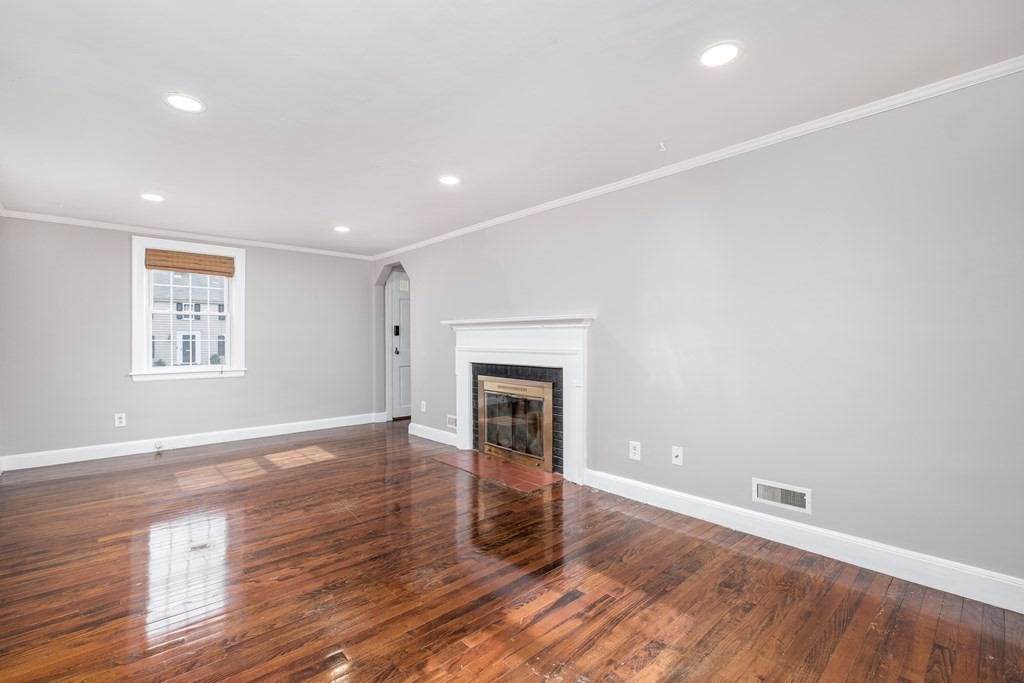 18 Larch Road Wellesley, MA 02482 - Photo 4 of 29