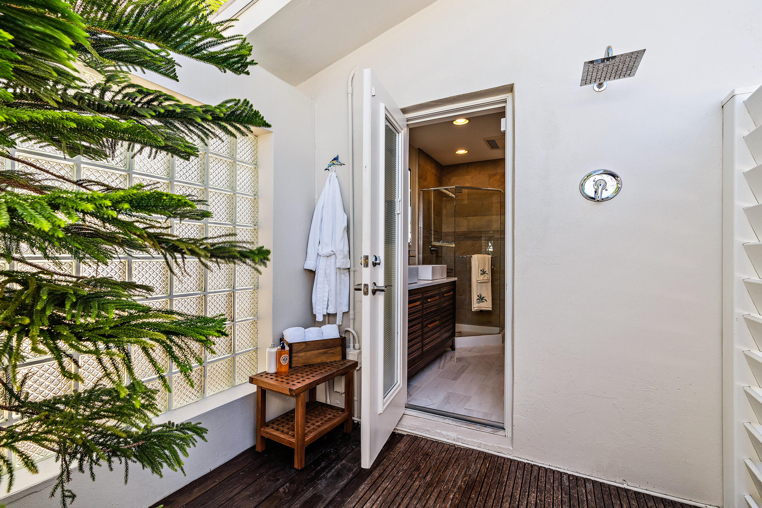 2521 Northeast 35th Street Lighthouse Point, FL 33064 - Photo 32 of 65 Outdoor Shower