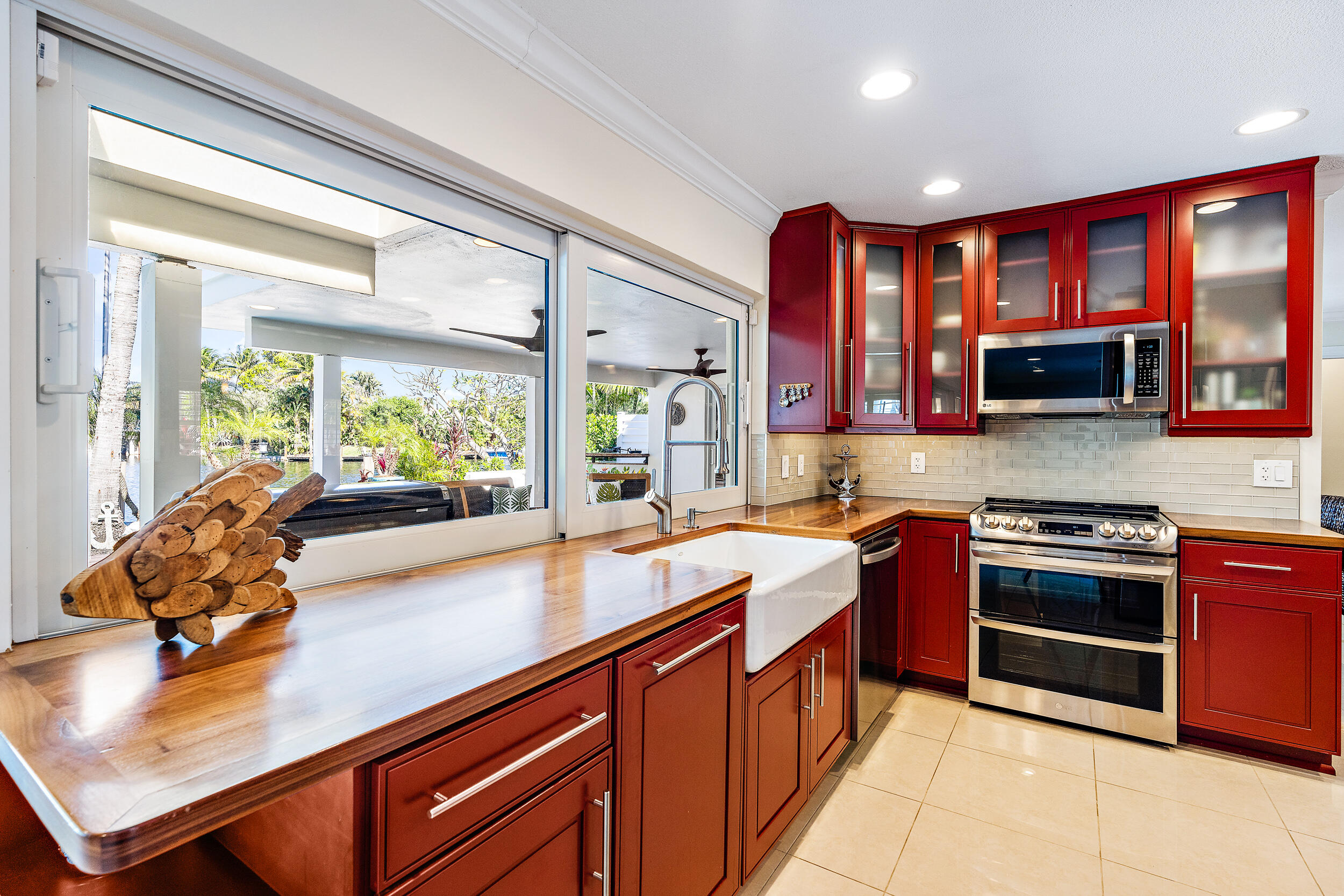 2521 Northeast 35th Street Lighthouse Point, FL 33064 - Photo 10 of 65 Kitchen