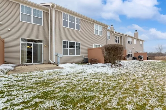 $284,500 | 2870 Glacier Way, Unit C, Wauconda, IL 60084