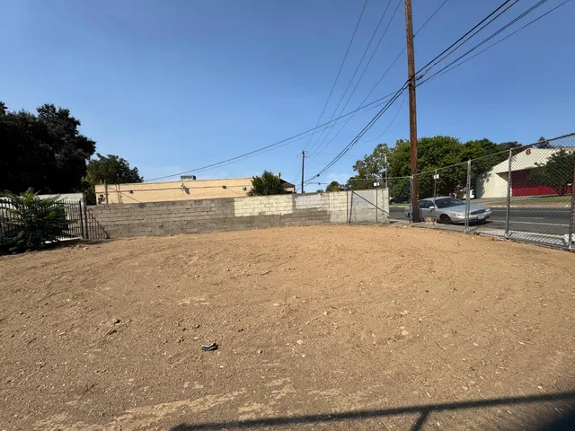a view of a backyard of the house