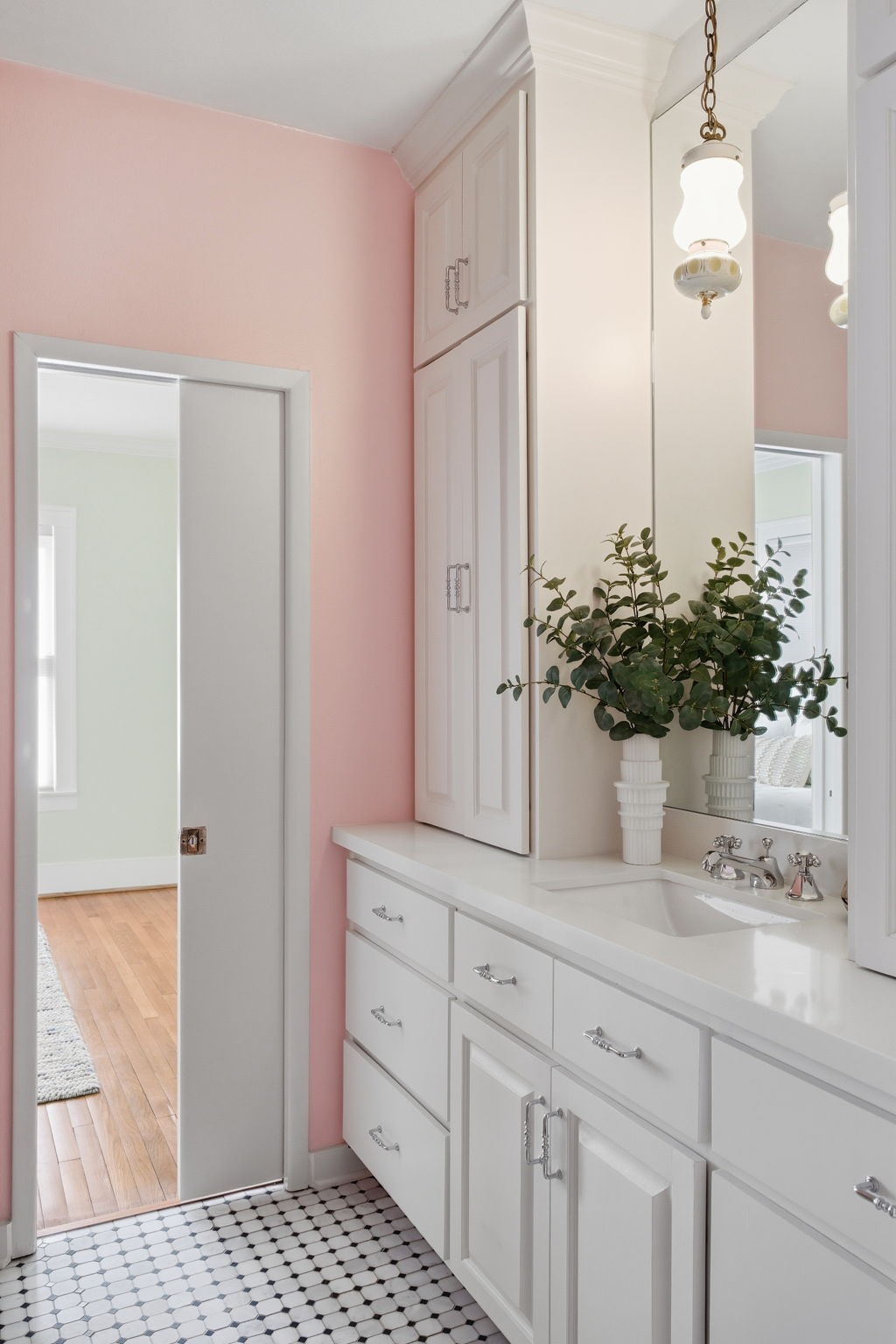 1103 Key Street Houston, TX 77009 - Photo 23 of 35 Pocket door to the 2nd bedroom andhallwayy to maximize space.