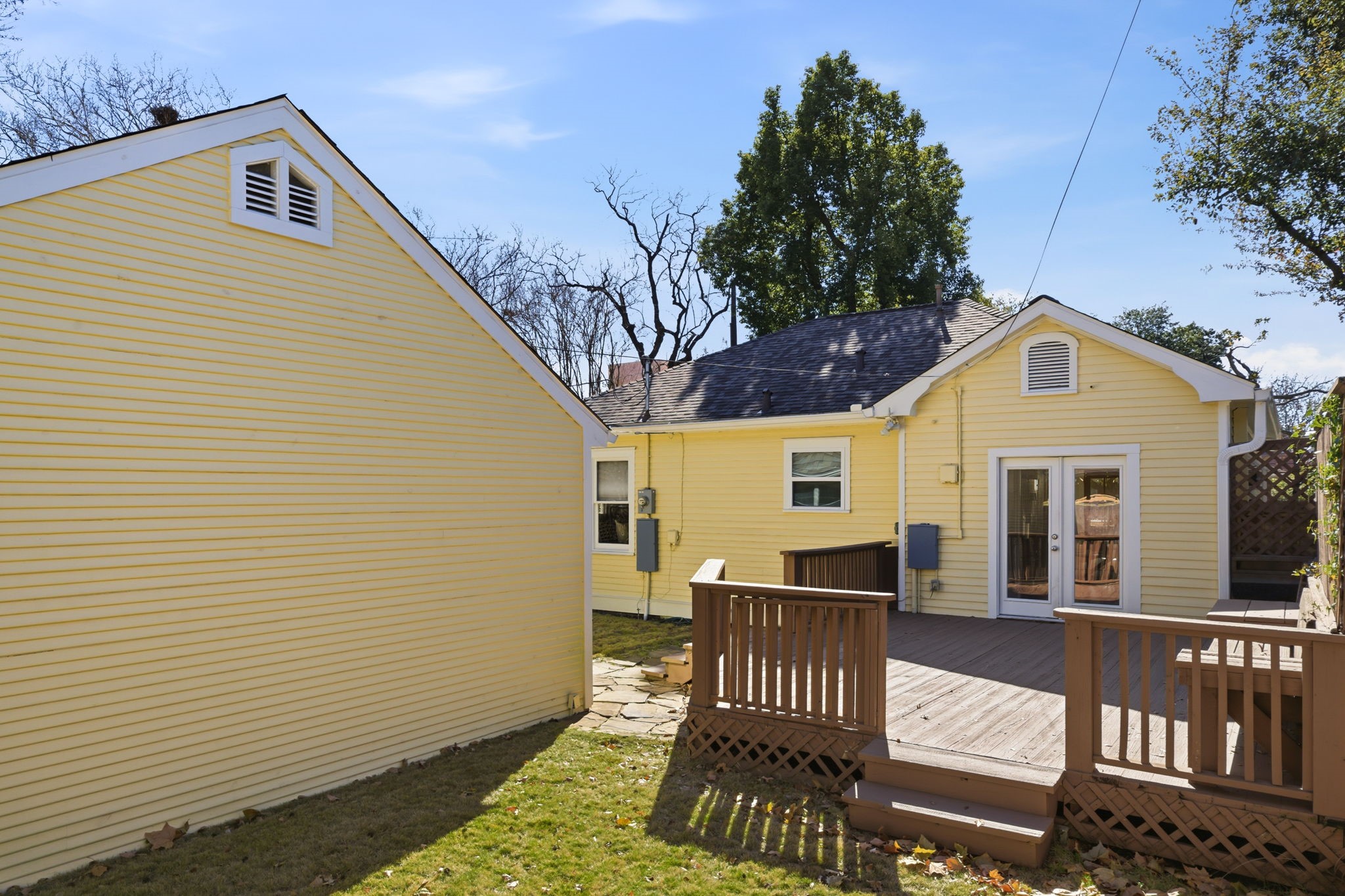 1103 Key Street Houston, TX 77009 - Photo 25 of 35 Nice yard space. The detached garage isconveniently close to the back door.