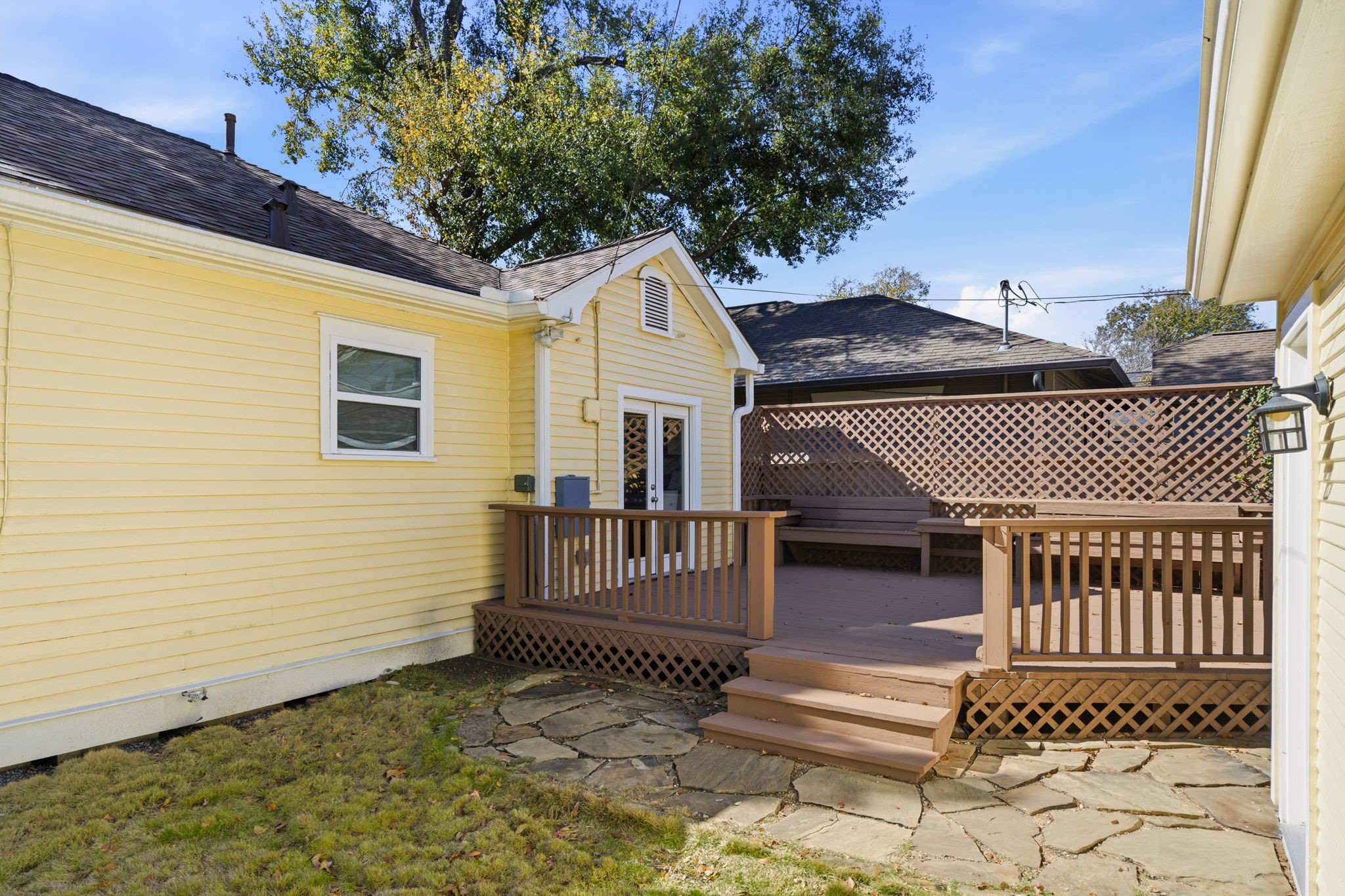 1103 Key Street Houston, TX 77009 - Photo 26 of 35 Paved path and walkway from garage to deck.