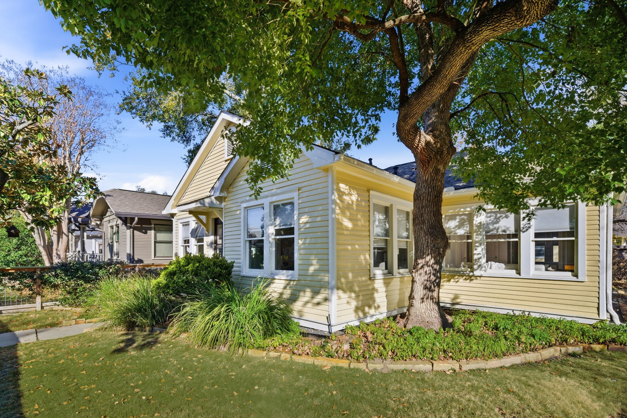 1103 Key Street Houston, TX 77009 - Photo 27 of 35 Lovely side yard that can access to the backyard.