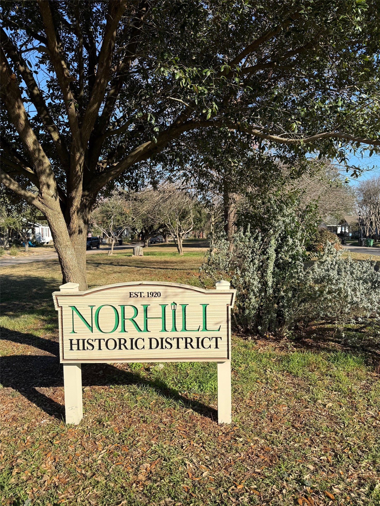 1103 Key Street Houston, TX 77009 - Photo 29 of 35 Two blocks from one of the Norhill promenades.