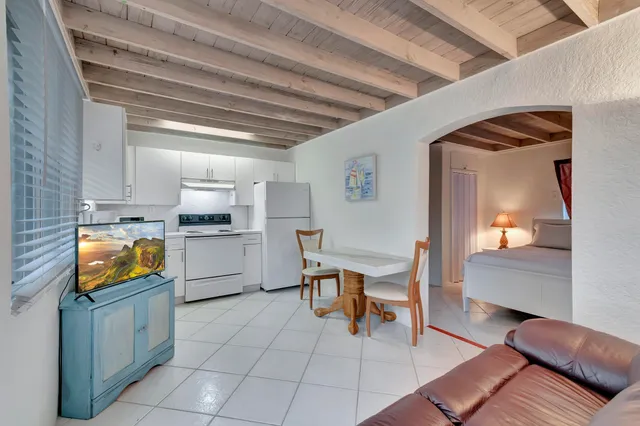 $2,400,000 | 320 Southeast 4th Avenue, Delray Beach, FL 33483