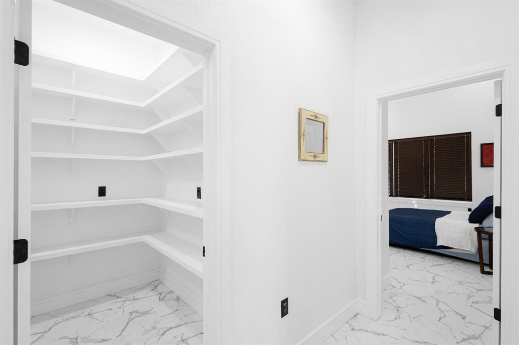 1572 Faulkner Road Sunset, TX 76270 - Photo 15 of 40 a bathroom with a bathtub