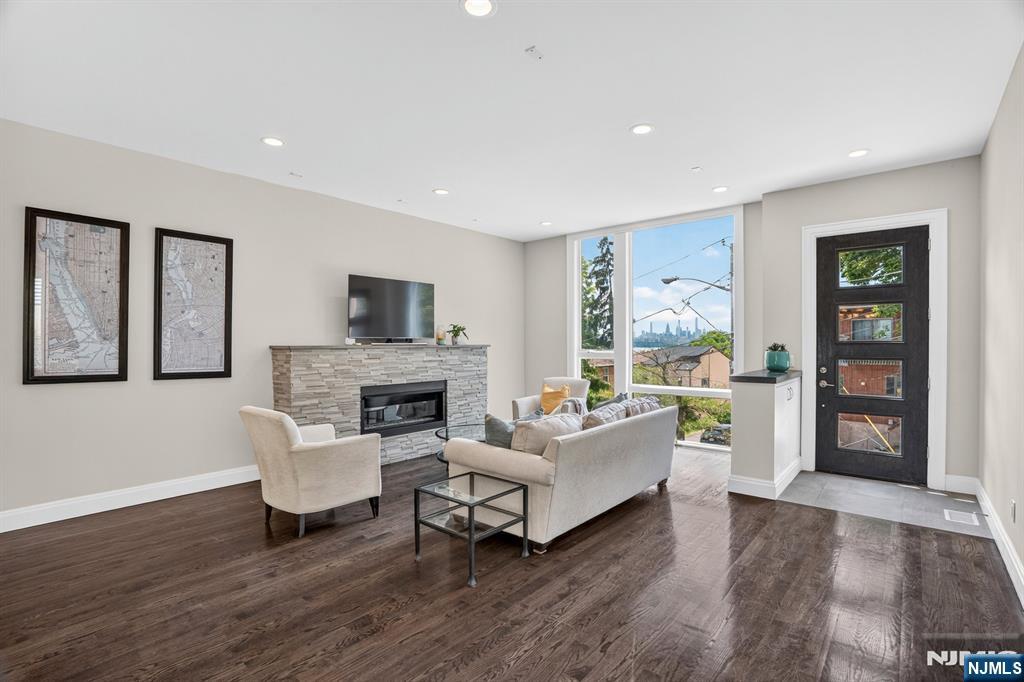 14 Hooks Lane Edgewater, NJ 07020 - Photo 4 of 31