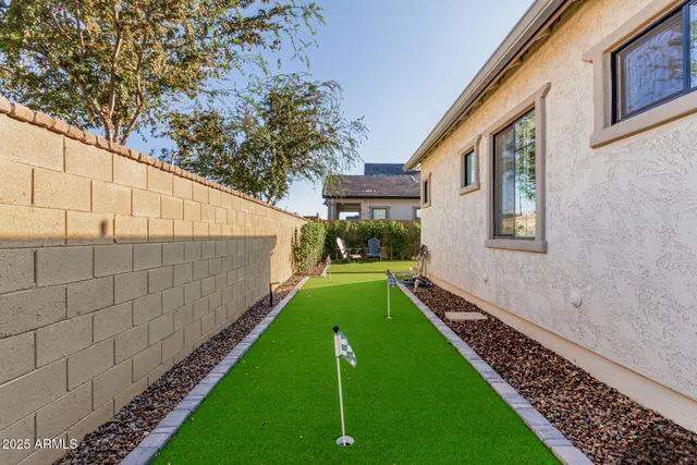 a view of a pathway with a pathway