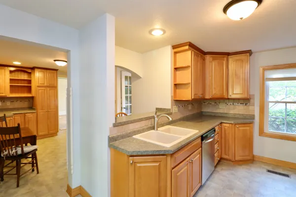$799,900 | 2331 West St Lawrence Avenue, Beloit, WI 53511