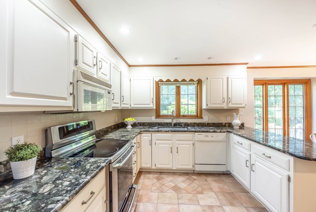 12 Blueberry Circle Andover, MA 01810 - Photo 10 of 36