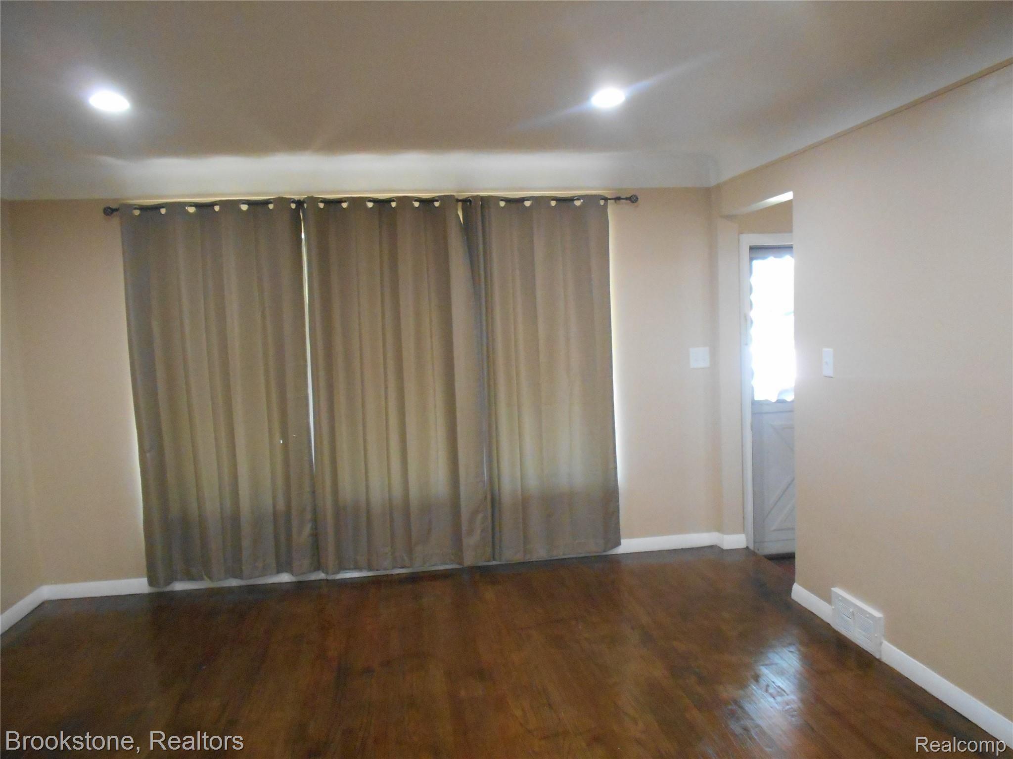 24570 Kelly Road Eastpointe, MI 48021 - Photo 30 of 38 DSCN1718.JPG