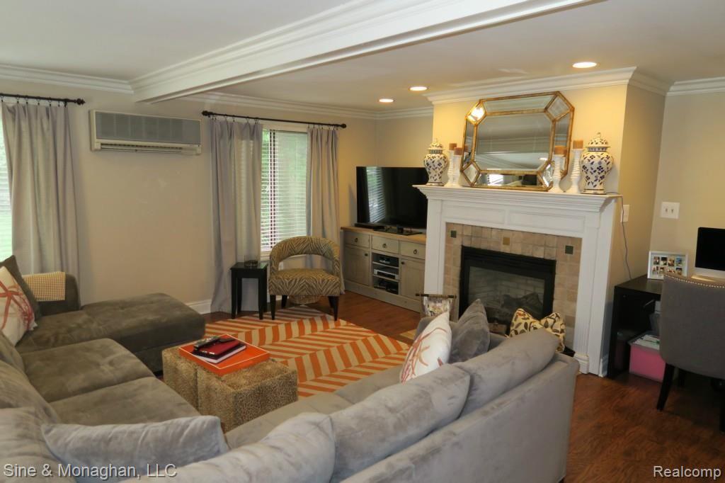 710 Lincoln Road Grosse Pointe, MI 48230 - Photo 14 of 29 img_1549 - Copy.jpg