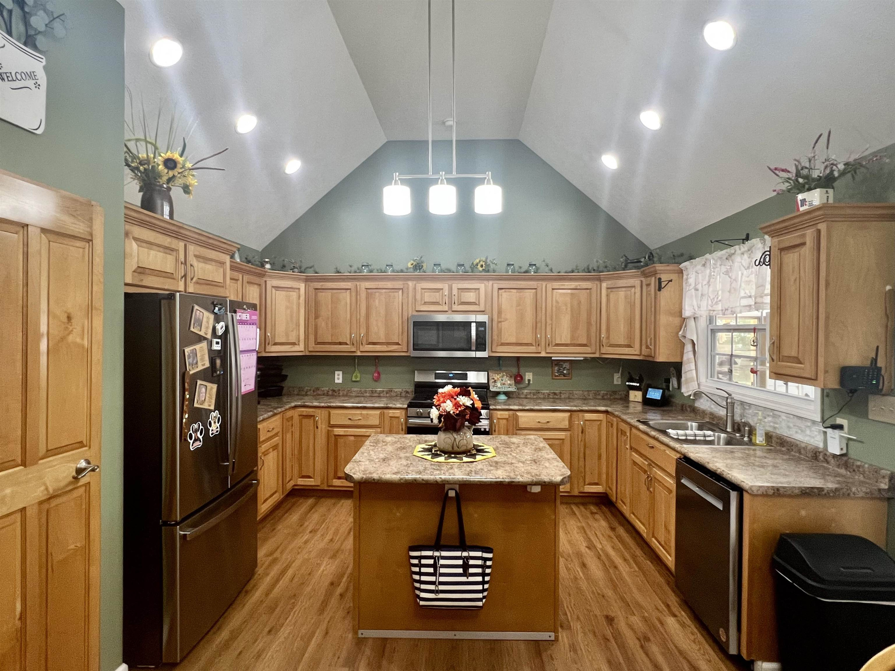 235 Willis Road Sardis, TN 38371 - Photo 8 of 38 a kitchen with a sink stove and refrigerator