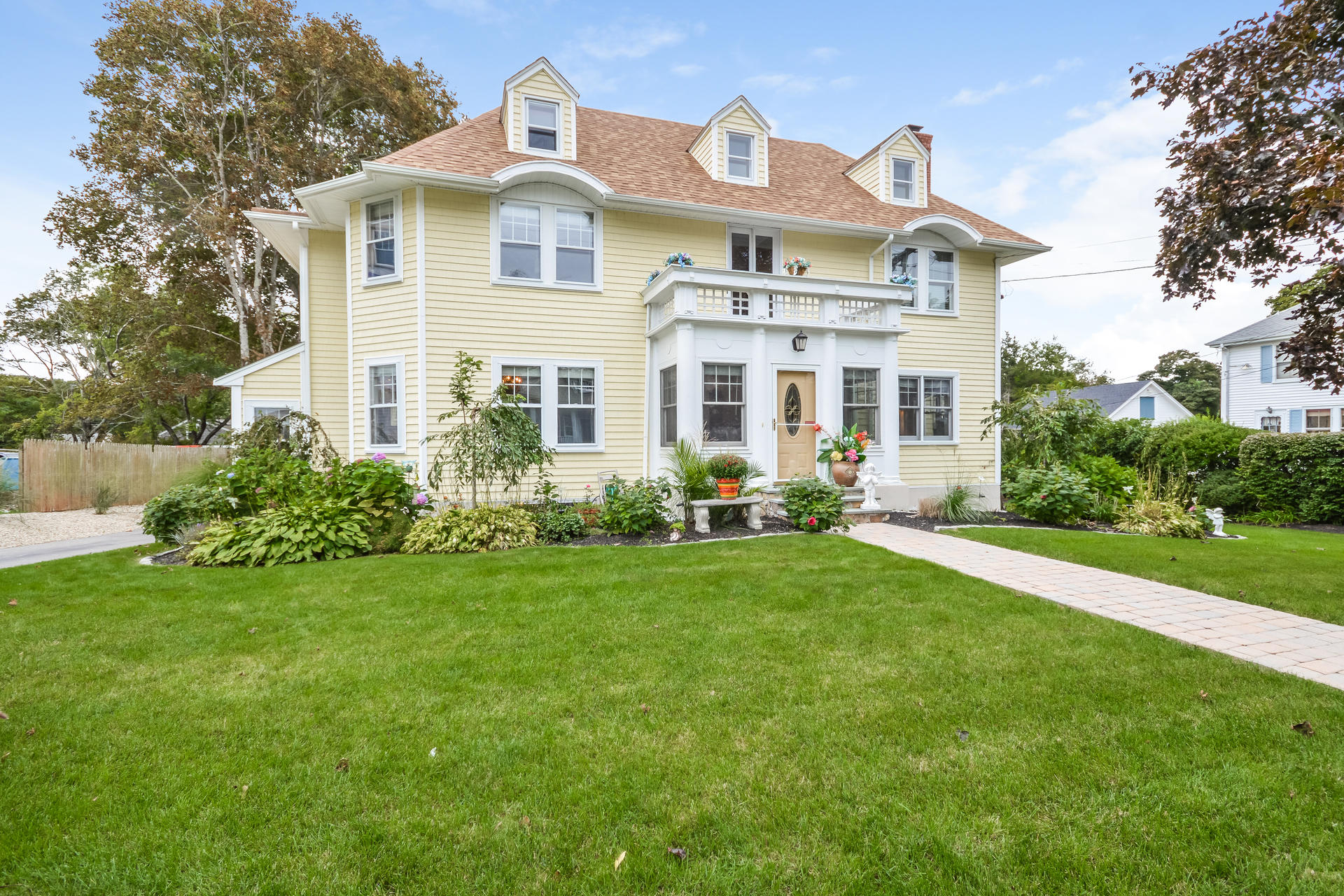 001-photo-front-view-6336908