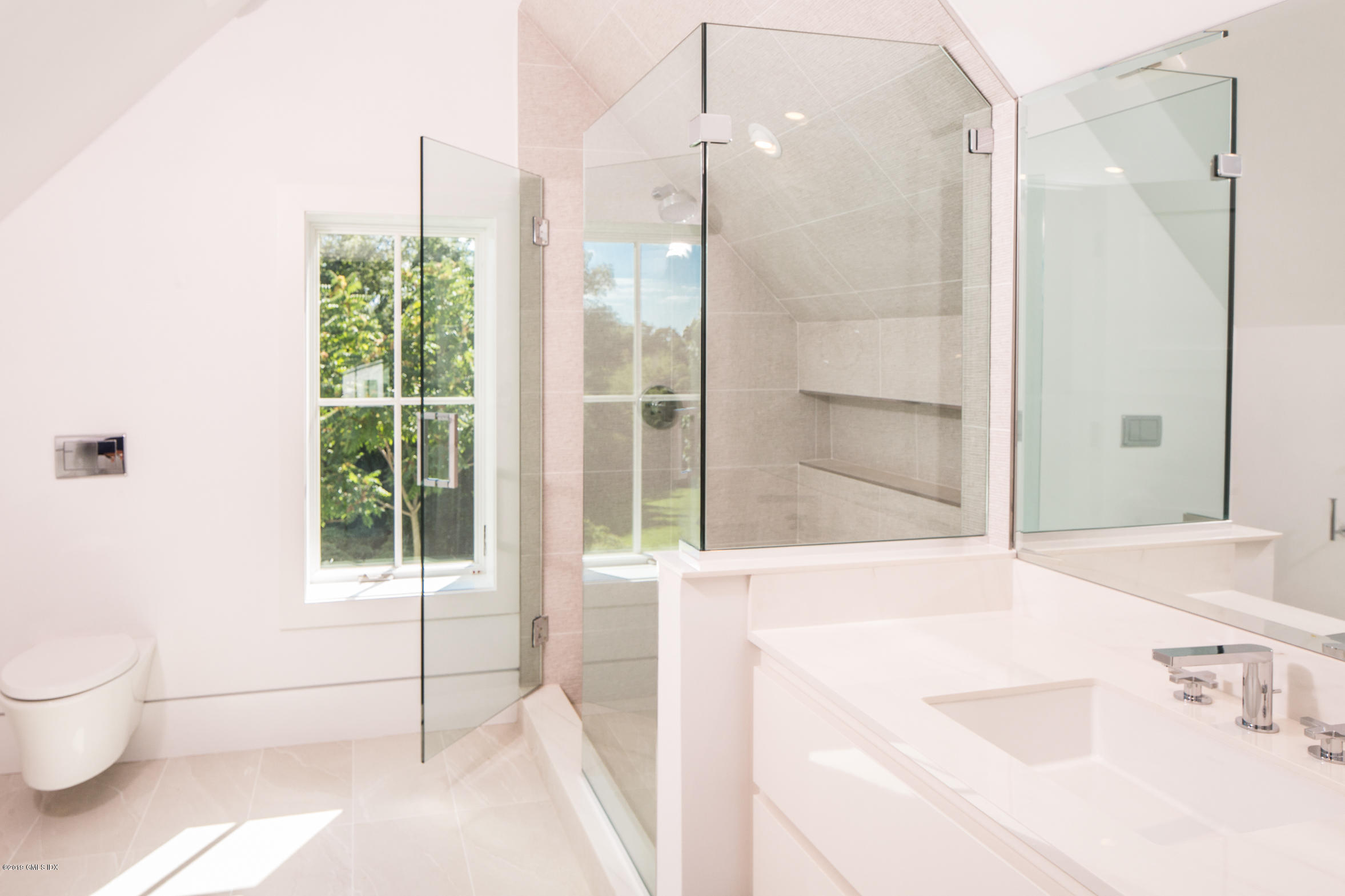 38 St Roch Avenue, Unit B Greenwich, CT 06830 - Photo 28 of 38 a bathroom with a bathtub and a sink