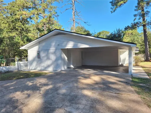 $275,500 | 567 Edgewood Drive, Pineville, LA 71360