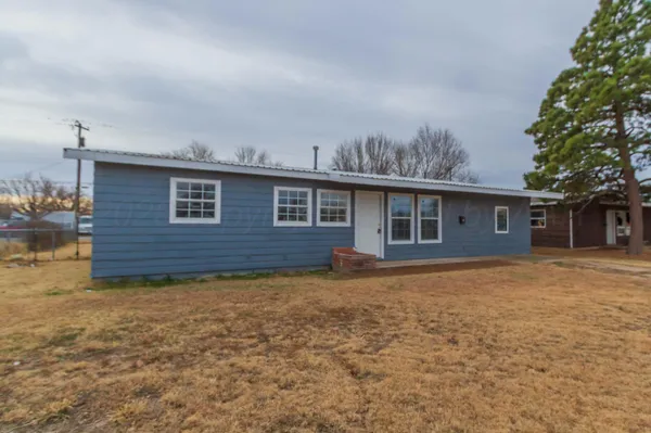 a view of a house with a backyard