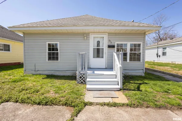 $78,000 | 213 South Gardner Street, West Frankfort, IL 62896