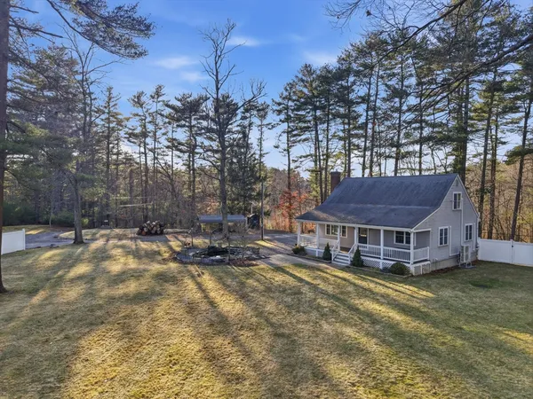 a view of a house with backyard